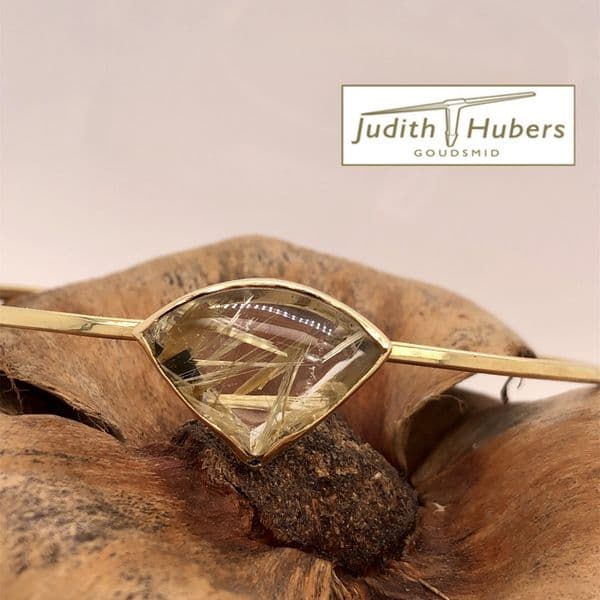 Handgemaakte geelgouden armband met cabouchon geslepen Rutielkwarts