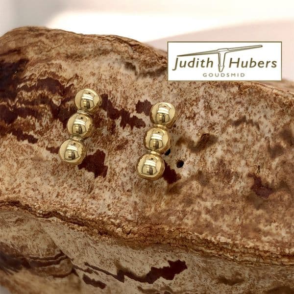 Handgemaakte geelgouden oorstekers met 3 bolletjes